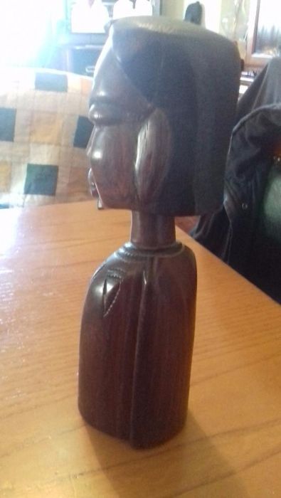 Estatueta em Madeira Antiga Africana