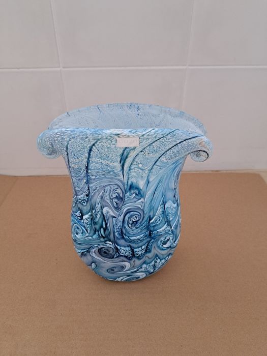 Vaso de vidro artístico Gozo artesanal com redemoinhos azuis e brancos
