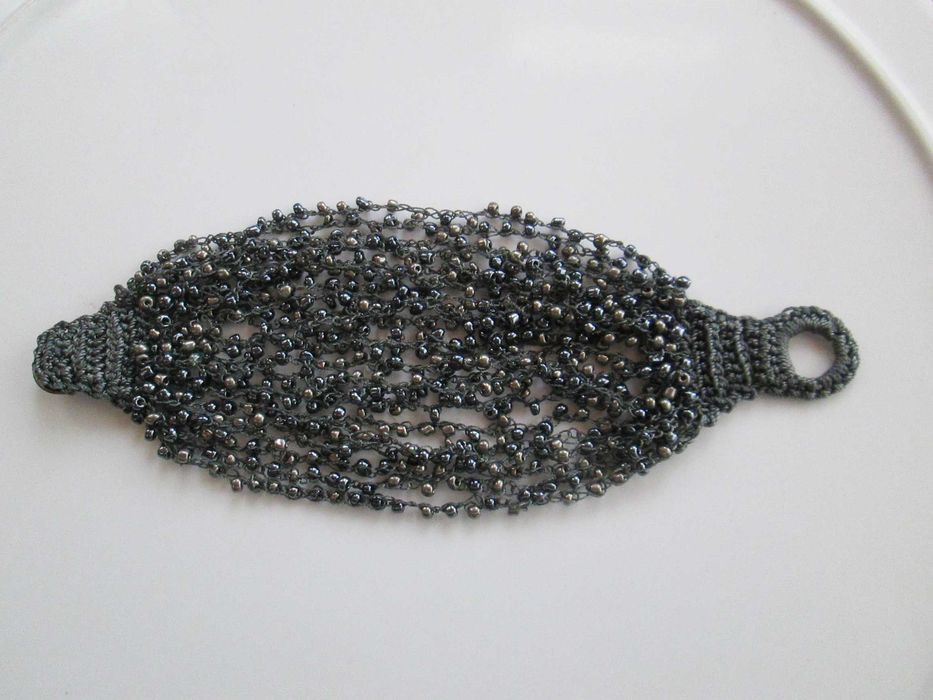 Pulseira de contas pequeninas em tons cinza