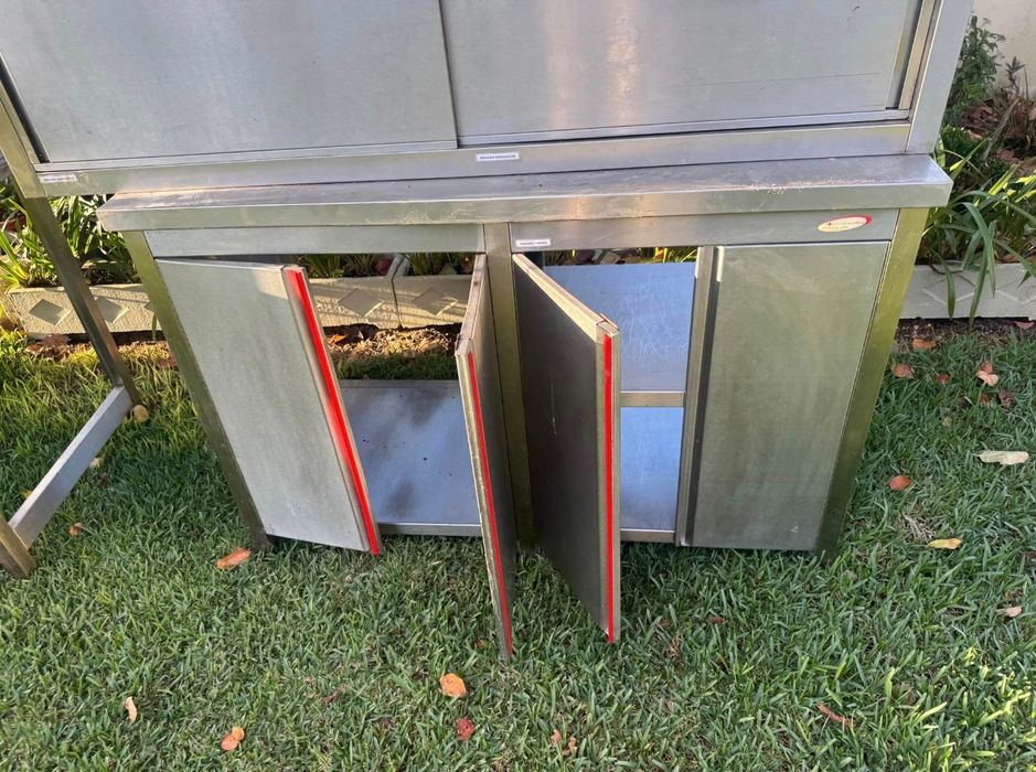 Bancada Industrial em Inox c/ Furo para Tulha/Lixo (3 Portas)