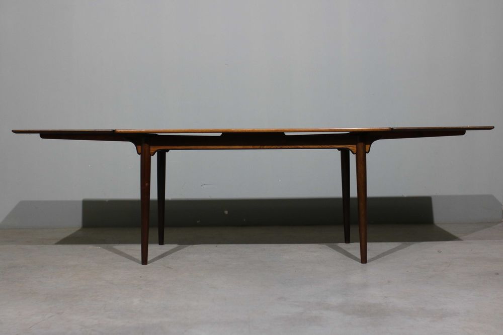 Mesa de jantar Gunni Omann modelo 54 em pau santo