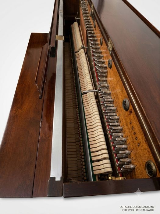 Piano Vertical A. Bord Paris (Século XIX)