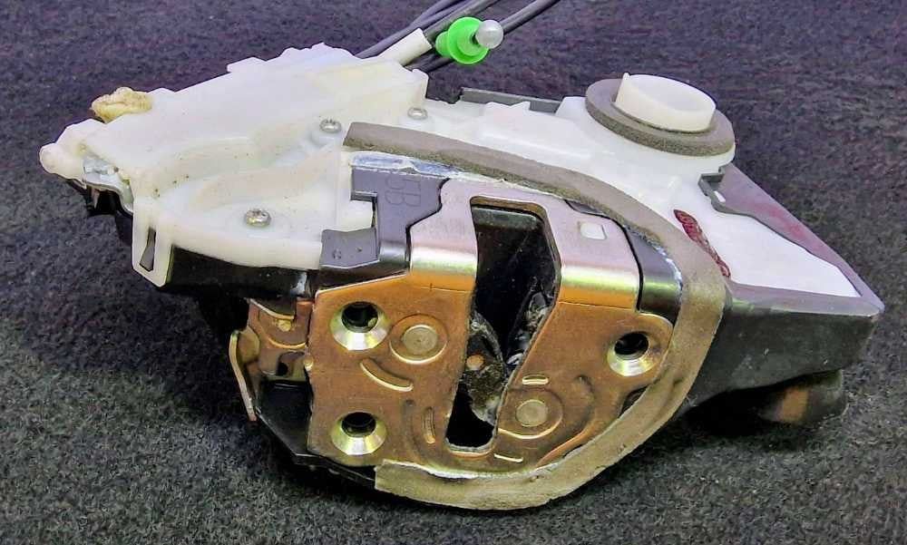Fechadura / Fecho Porta Frente Direito U31-11130 - TOYOTA YARIS