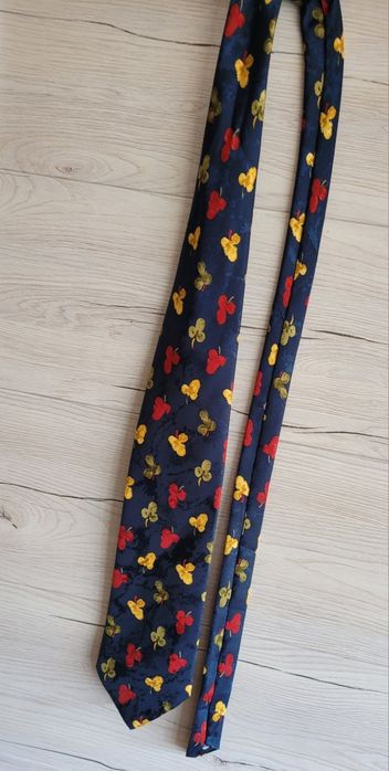Świetny krawat z printem UK