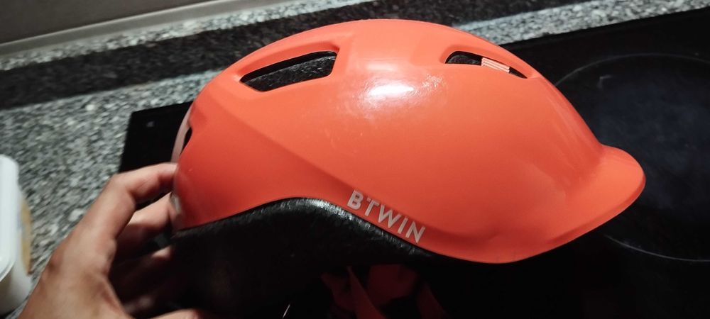 Capacete laranja e rosa infantil