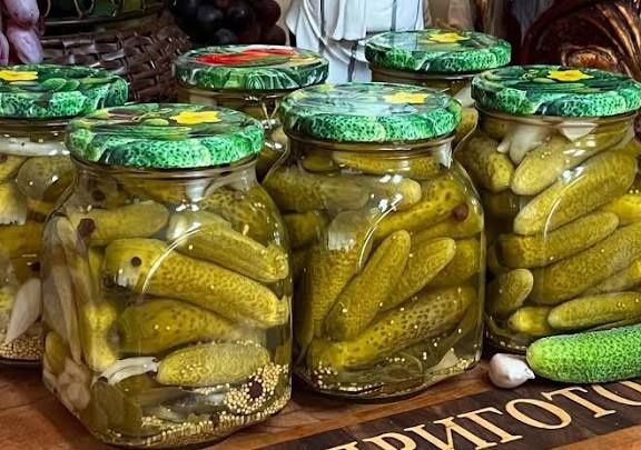 Огірки,кореішони домашні з роблено з  любов'ю