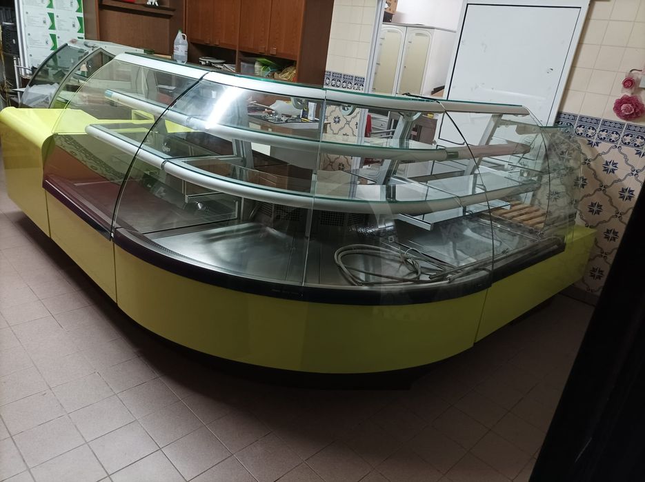 Vitrine Jordão com balcão de pastelaria