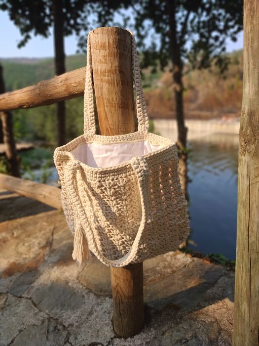 Mala de crochê feita à mão