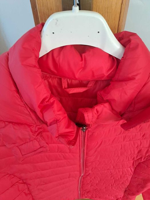 Piękna czerwona kurtka wiosenna