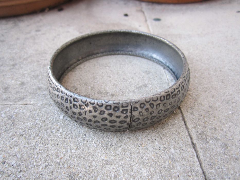 Pulseira vintage, acabamento prateado com textura de bolinhas marteladas