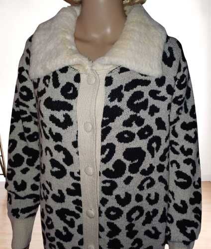 Swetrowy płaszcz z futerkowym kołnierzem