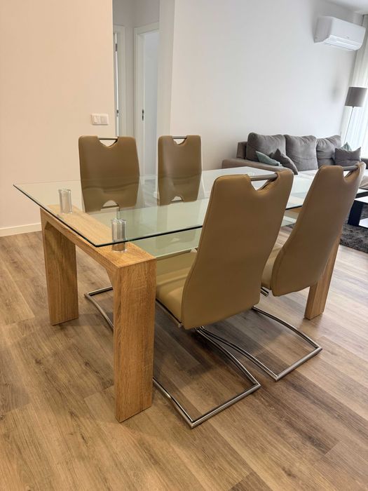 Mesa com tampo de vidro + 4 cadeiras