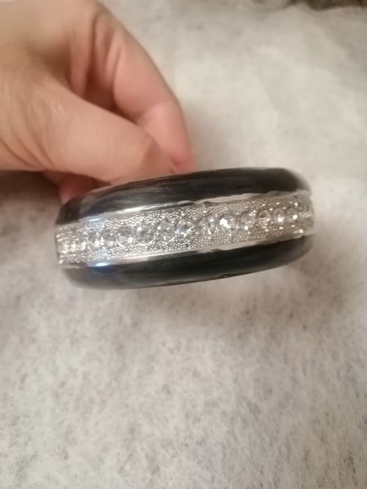 Металлический браслет, покрытие эмаль, камни в серебряном тоне