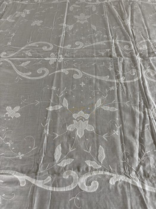 Toalha de mesa em voile de algodão bordada à mão e 12 guardanapos