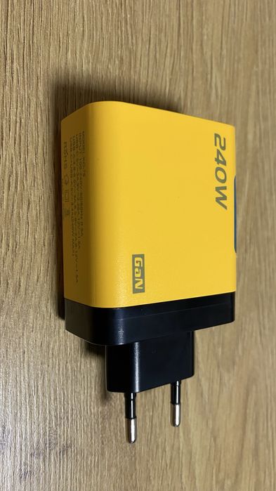 Швидкісний зарядний пристрій USB-C GaN 240W з LED-підсвіткою