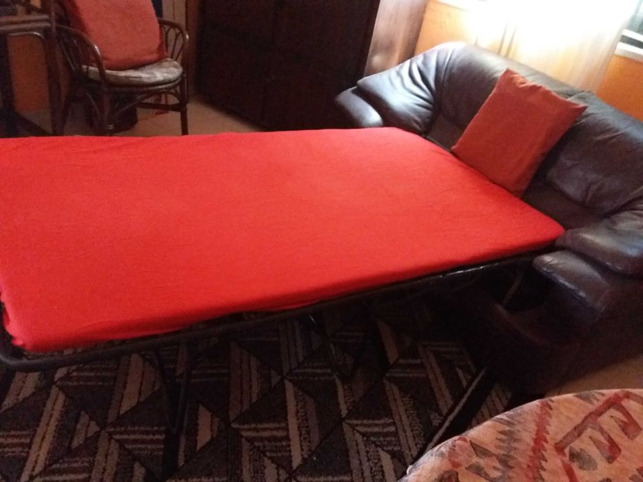 Sofá cama em pele c/colchão e poltrona