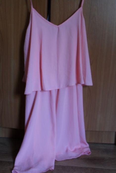 brzoskwiniowa sukienka z falbanką waterfall atmosphere s m uni szyfon