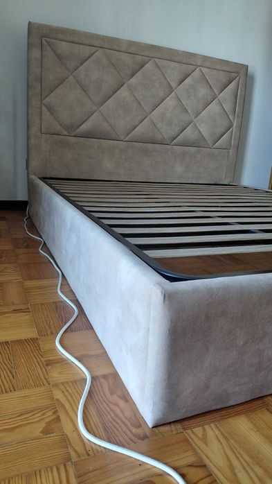 Vendo Cama de casal 200×160 colchão incluído.