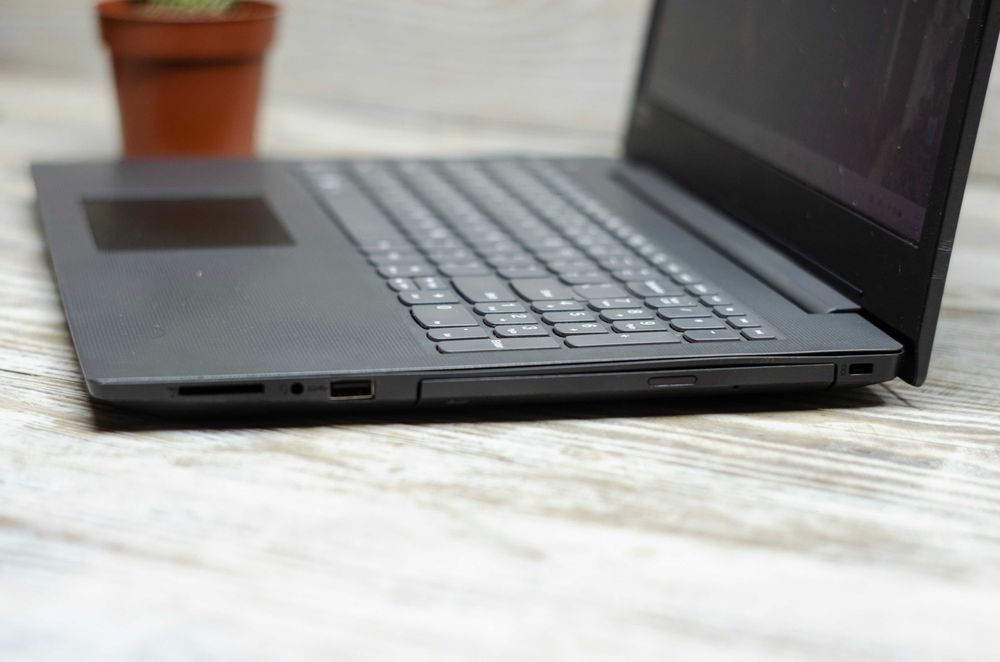 Lenovo Ideapad V130-15IKB i5-8250U 3.4GHz/8Gb DDR4/256Gb SSD/15.6`