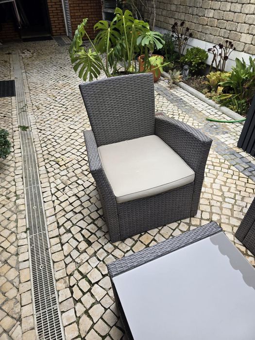 Conjunto de jardim - sofá, 2 cadeirões e mesa