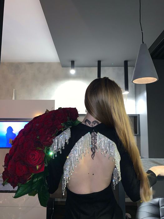 Пропоную послуги моделі для одягу або квітів або зняття контенту