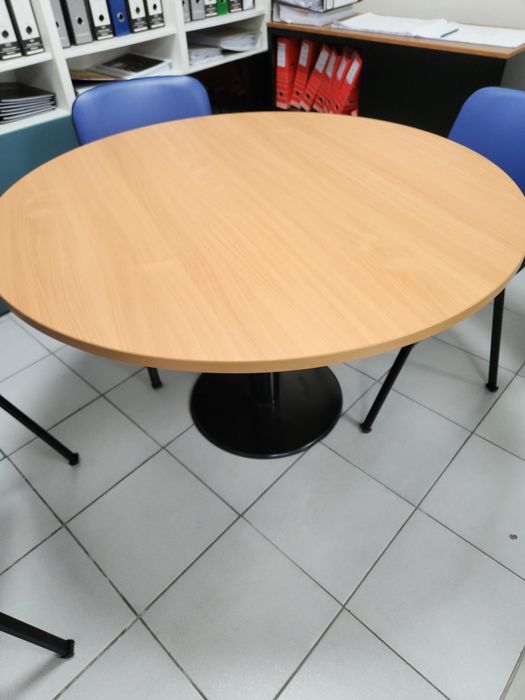 Mesa de reuniões redonda + cadeiras