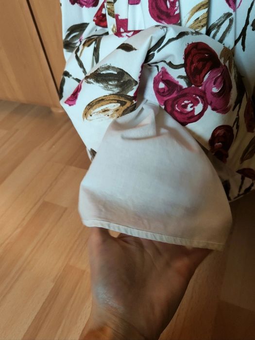 Biała sukienka z kwiatowym motywem Mango