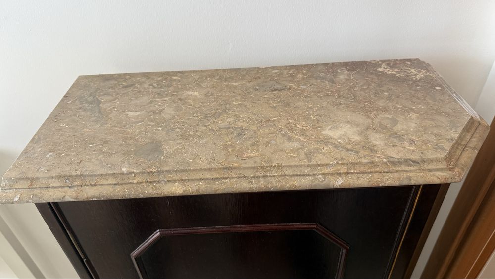 Movel de sala ou corredor, com pedra de marmore…  absolutamente conservado.