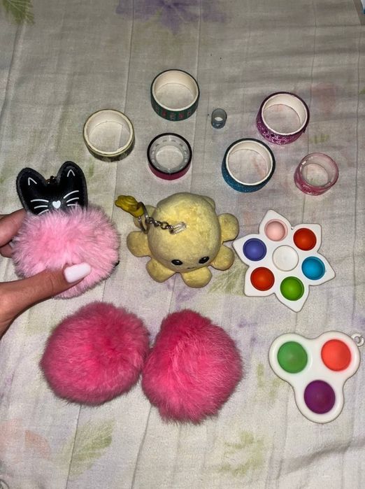 Іграшки головоломки брелки кошельки обручі безкоштовно