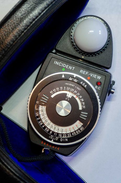 Fotómetro Sekonic Auto Meter L-418 com difusores, manual e estojo, a funcionar