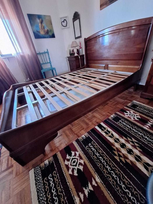 Cama de casal em cerejeira