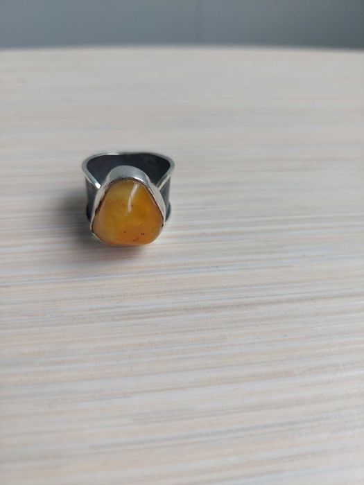 серебряный перстень с крупным натуральным янтарем