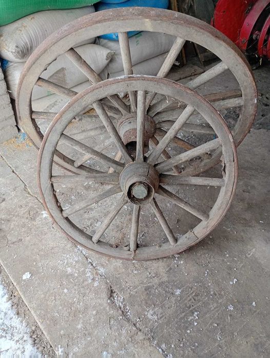 Zabytkowe koła z bryczki