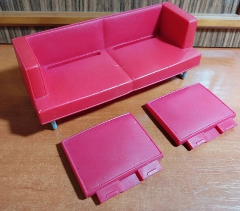 Czerwona kanapa / łóżko lalki Barbie / Mattel