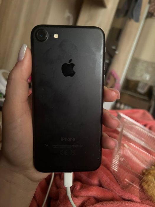 IPhone Apple 7.    .