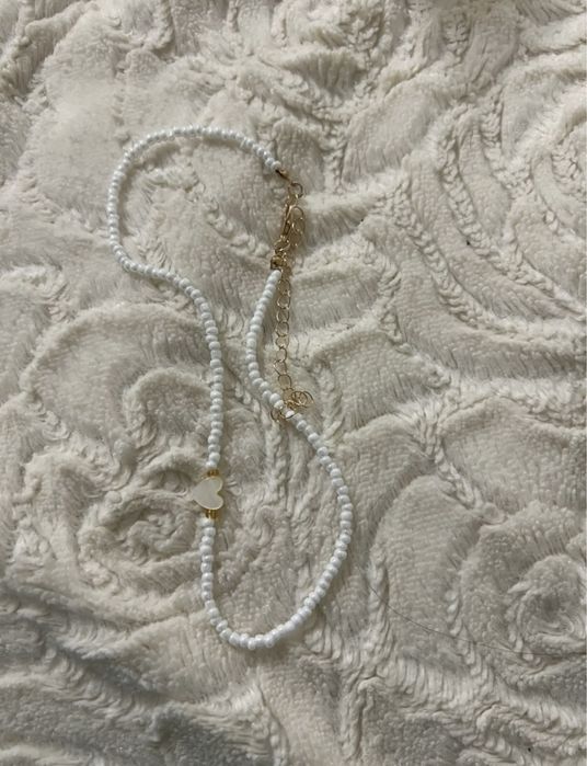 Ніжний чокер з сердечком білий