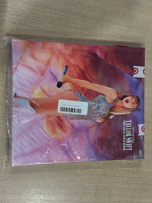 Нова The Official Taylor Swift The Eras Tour Book: 1 900 грн
