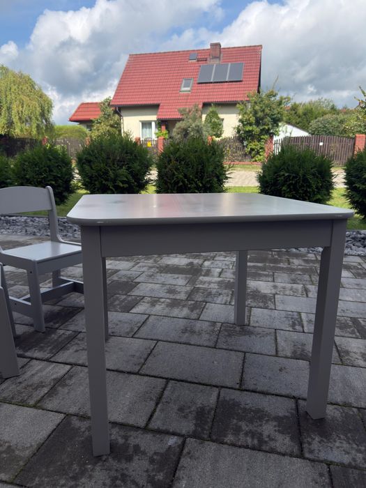 Zestaw mebli dziecięcych – 8 stolików i 15 krzesełek