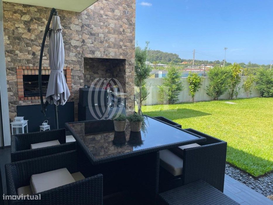 Moradia T3 com jardim, em Vila Nova de Famalicão