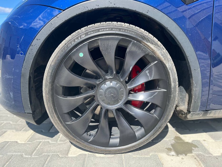 Tesla model Y Performance