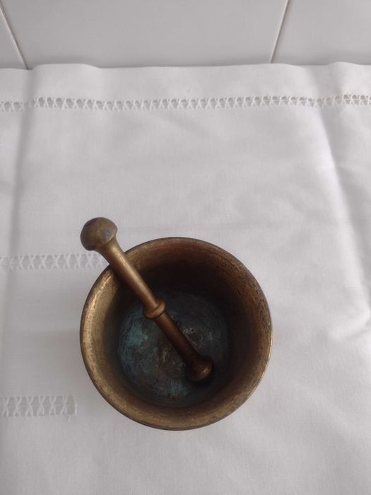 Pequeno pilão/badalo em latão