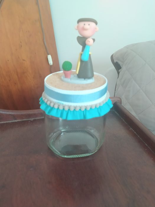 Frasco com Santo António e um manjerico