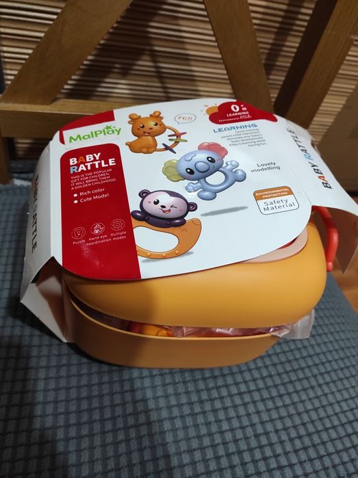 Zestaw kuferek ,grzechotki,gryzaki 12 szt.
