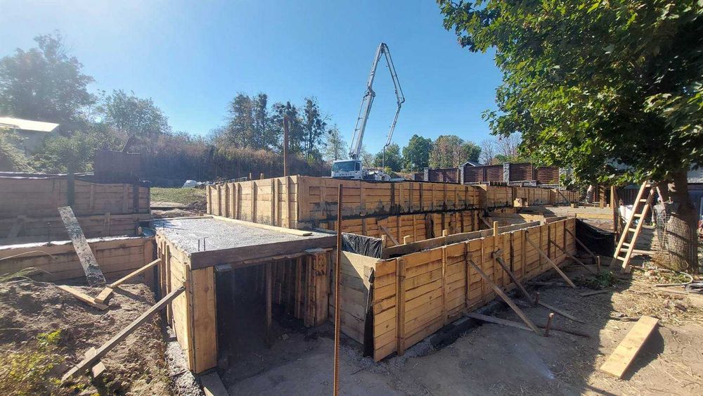 Будівництво фундаментів, парканів, укладання тротуарної плитки