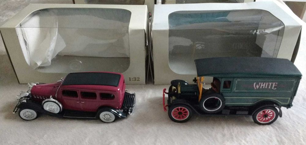 coleção de quatro miniaturas de automóveis antigos