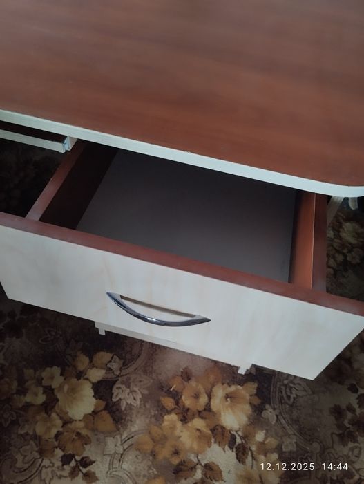 Компьютерный стол 2000грн