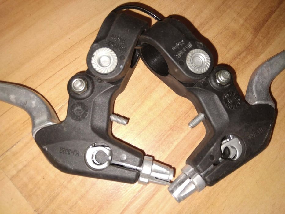 Dwie klamki hamulcowe.