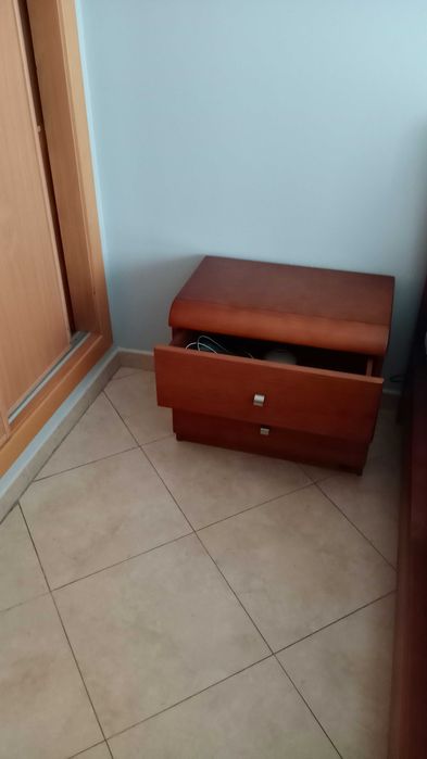 2 mesas de cabeceira