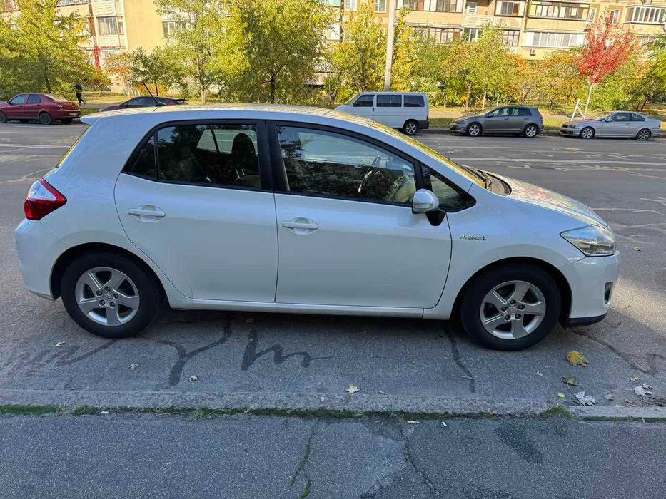 Оренда Тоета  Аурис - гібрид