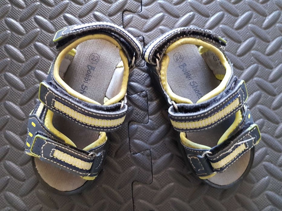 Sandálias abertas de velcro, tamanho 22